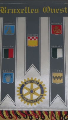 Le fanion du Club porte les symboles des 7 municipalités de sa circonscription.
